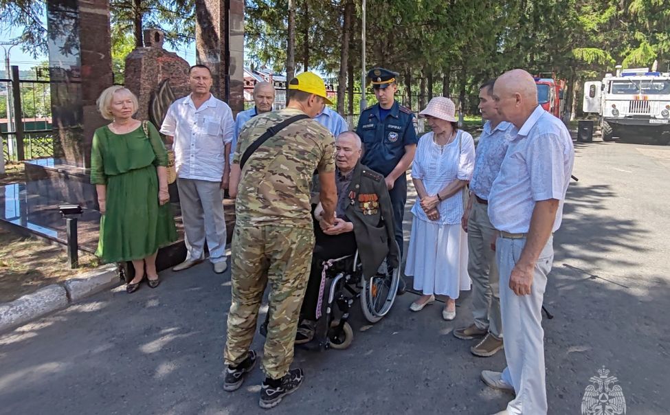 В Чувашии ветеран МЧС передал автомобиль для участников СВО