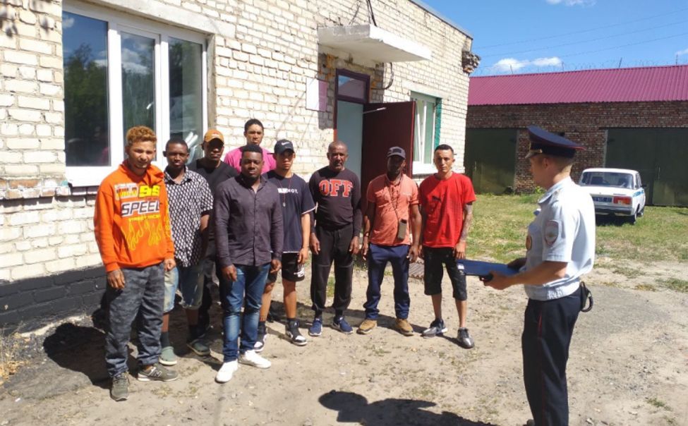 В Шумерле задержали 10 нелегалов из Кубы и Узбекистана В Шумерле задержали 10 нелегалов из Кубы и Узбекистана