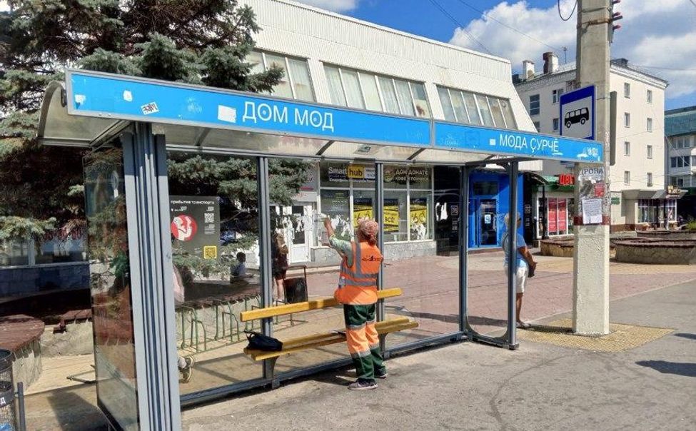 В Чебоксарах очищают остановочные павильоны В Чебоксарах очищают остановочные павильоны