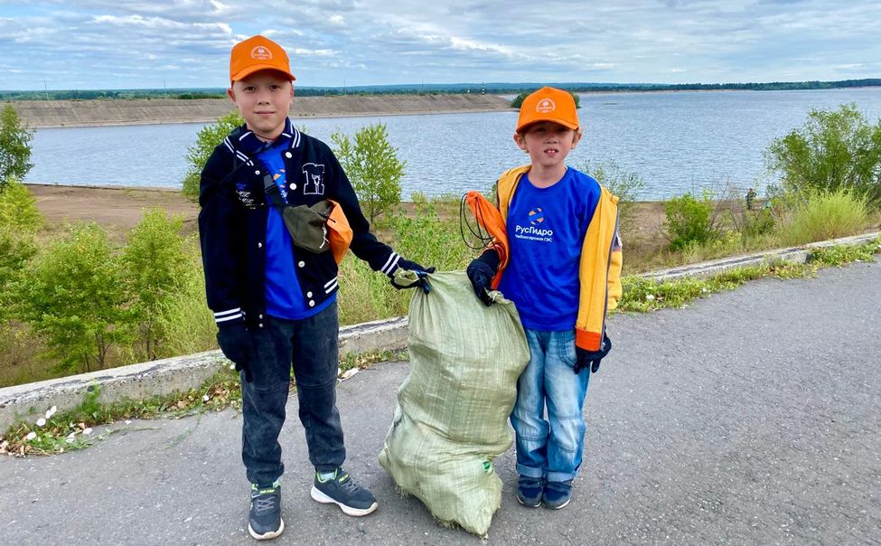 Юные новочебоксарцы очистили берег Волги от мусора