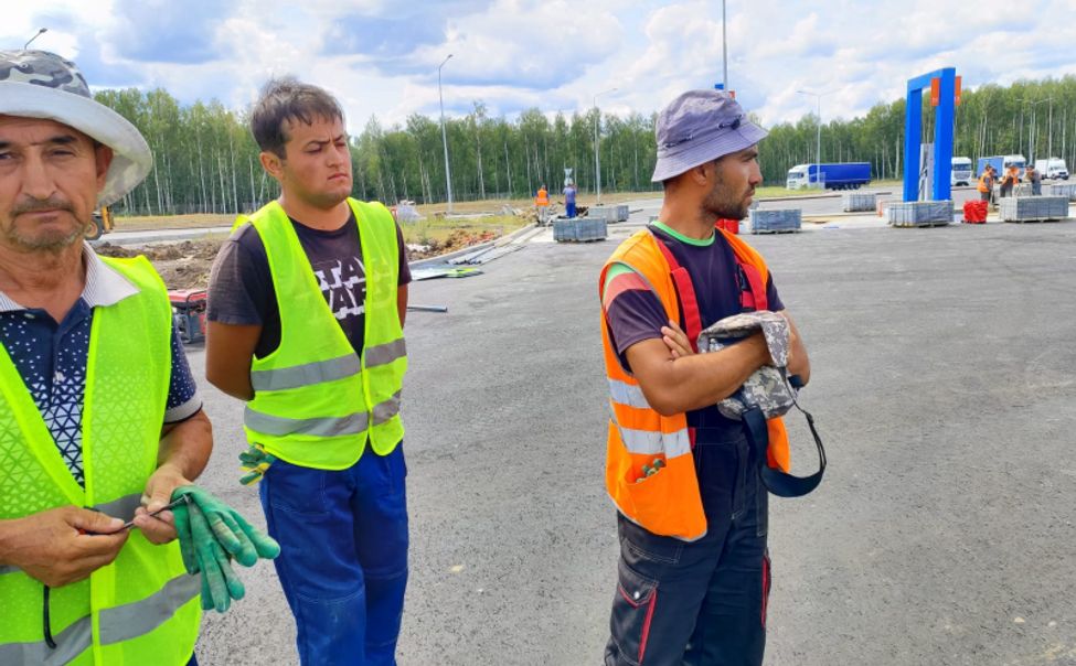 В Чувашии полицейские выявили иностранцев, нелегально трудившихся на трассе М-12