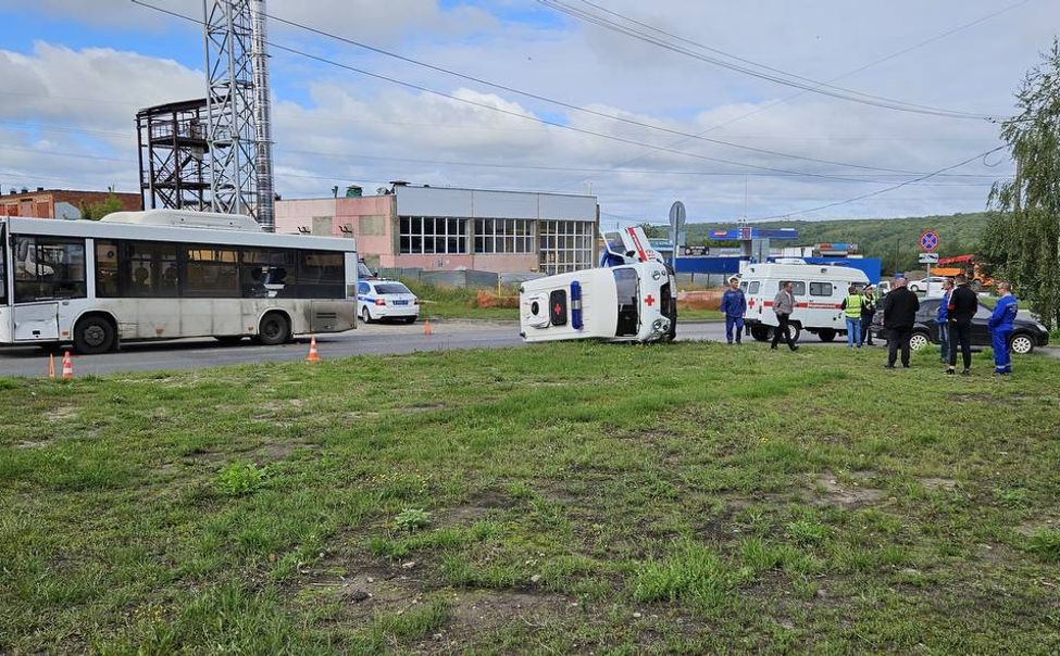 В Чебоксарах машина "скорой" врезалась в автобус, отлетела в легковушку и опрокинулась