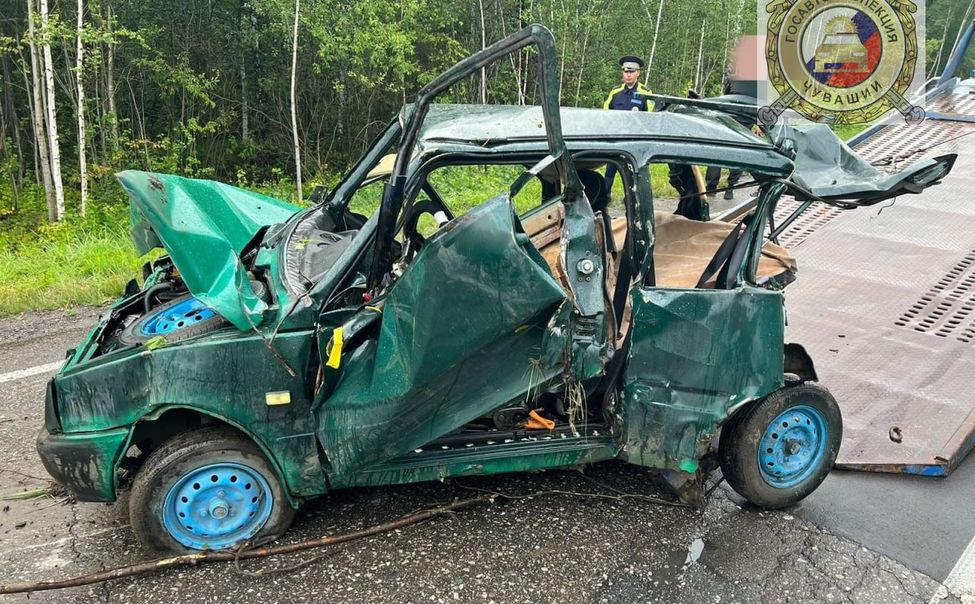 В Чебоксарах столкнулись легковушка и поезд, есть пострадавший