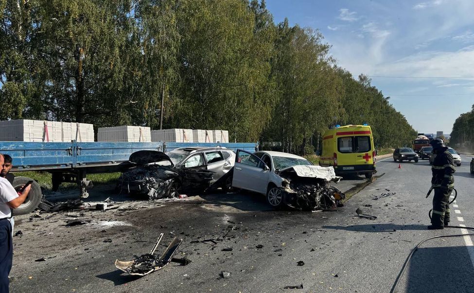 В Новочебоксарске столкнулись 3 автомобиля. 1 человек госпитализирован