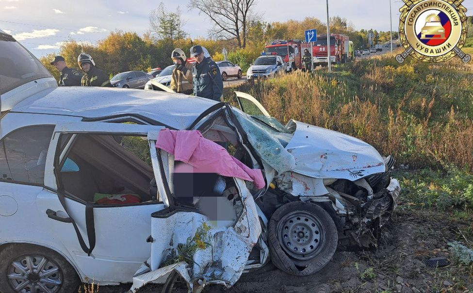 В Новочебоксарске поезд столкнулся с легковушкой. Погибла женщина