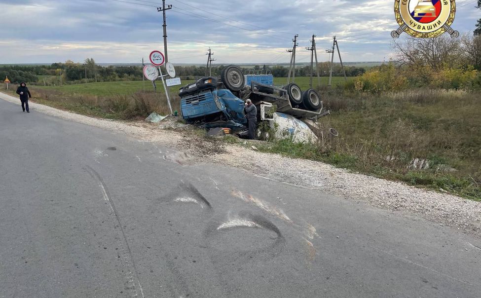 В Ибресинском округе "КамАЗ" сбил двух женщин и опрокинулся в кювет