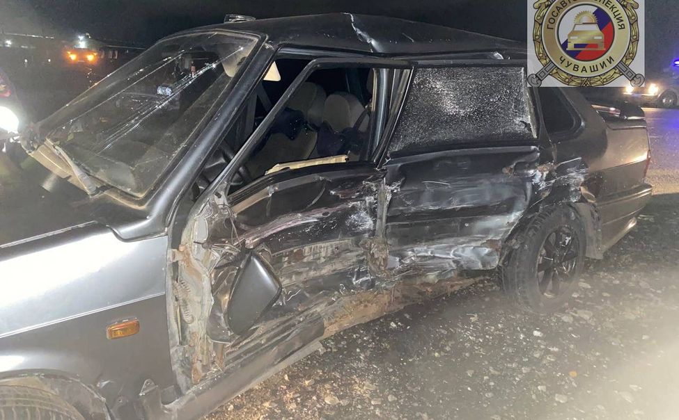 В Чебоксарском округе две легковушки столкнулись на перекрестке. Пострадали оба водителя и пассажиры В Чебоксарском округе две легковушки столкнулись на перекрестке. Пострадали оба водителя и пассажиры