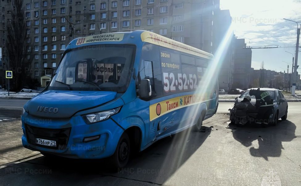 В Новочебоксарске легковушка столкнулась с пассажирским автобусом