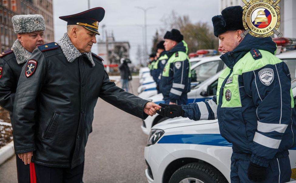 Сотрудникам Госавтоинспекции вручили ключи от 19 новых служебных автомобилей