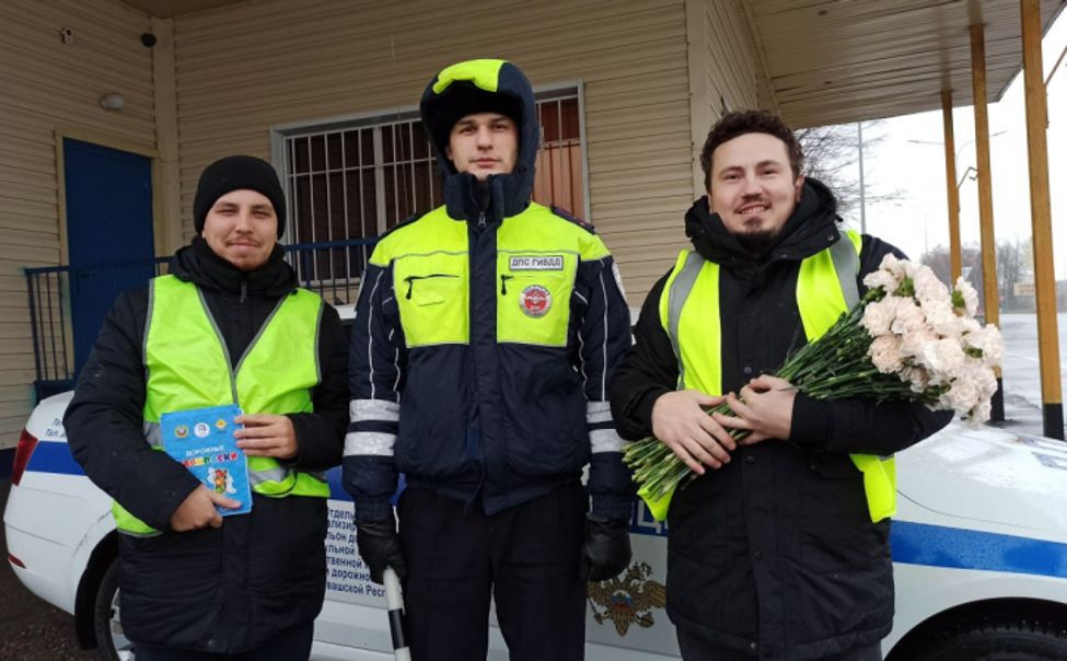 В Чувашии сотрудники Госавтоинспекции поздравили женщин-водителей с Днем матери