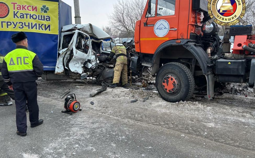 В Новочебоксарске ГАЗель столкнулась с КамАЗом. 2 человека получили травмы