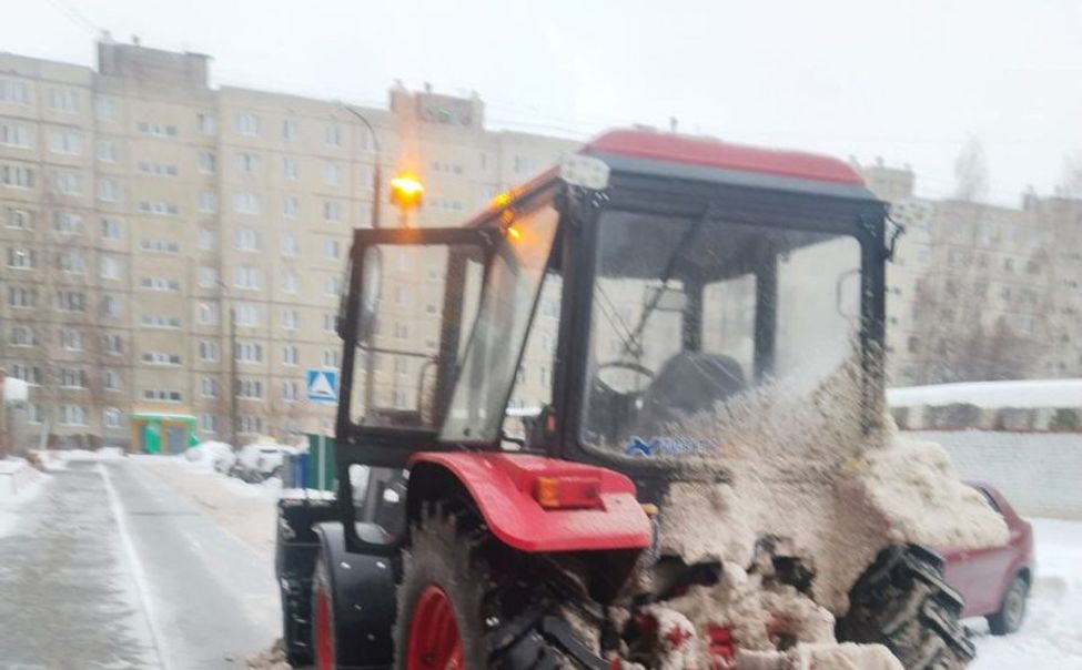 В Чебоксарах дорожники борются с последствиями оттепели
