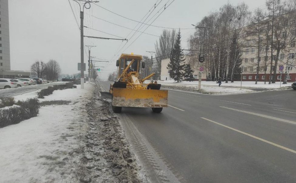 В Чебоксарах продолжается борьба с последствиями снегопада