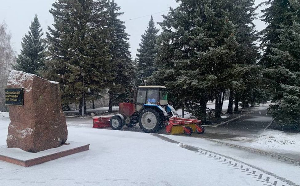 В Чебоксарах продолжается уборка снега в парках, скверах и площадях