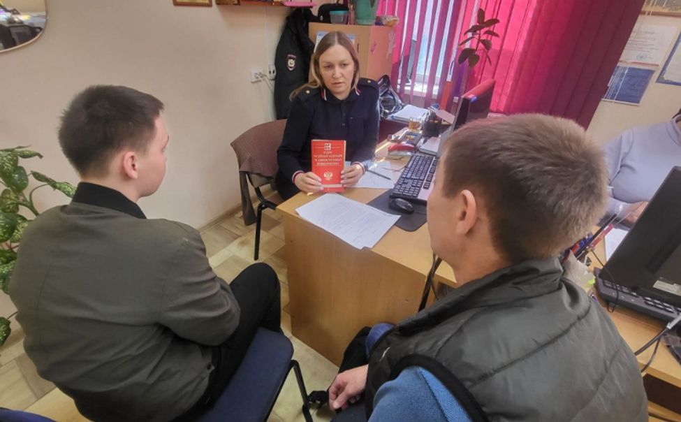 В Чебоксарах полицейские нашли школьников, оплевавших зеркало в лифте В Чебоксарах полицейские нашли школьников, оплевавших зеркало в лифте