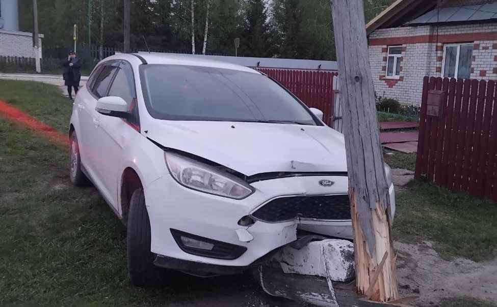 В Козловском округе пьяный водитель уходил от погони и врезался в столб