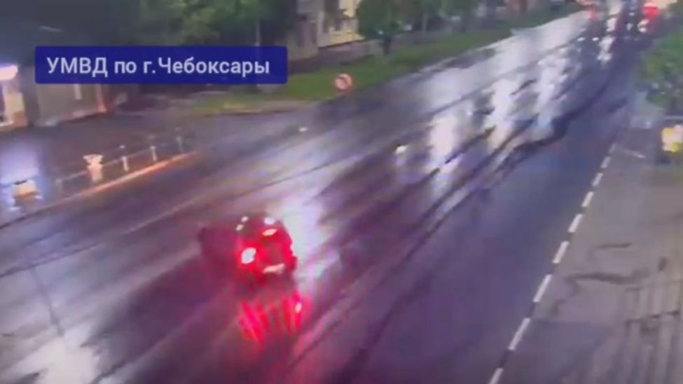 В Чебоксарах мужчина переходил дорогу вне "зебры" и попал под колеса "Нивы"