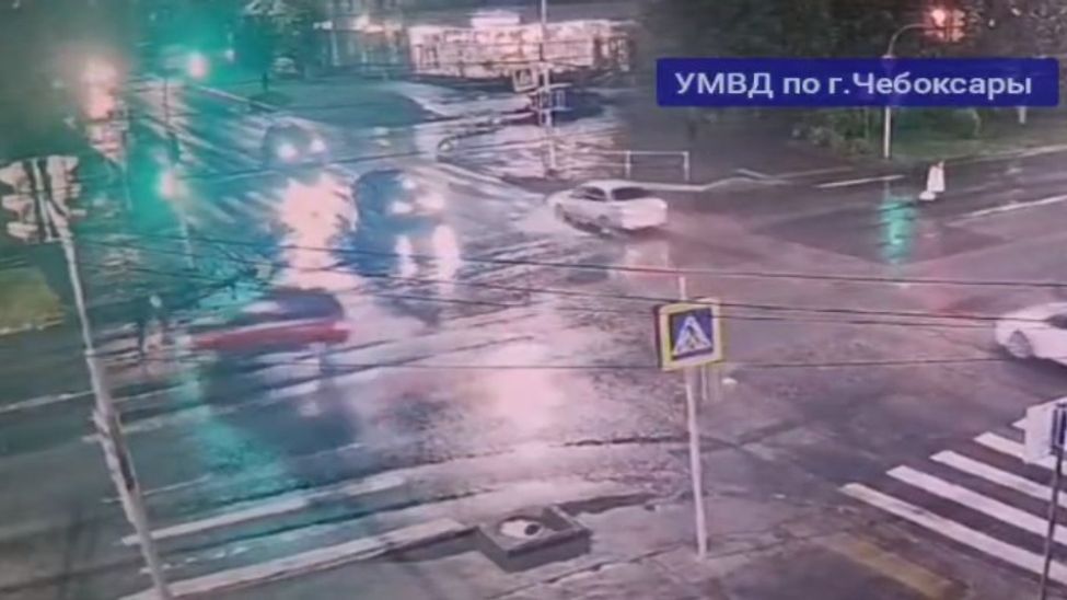 В Чебоксарах автоледи сбила пешехода на "зебре" В Чебоксарах автоледи сбила пешехода на "зебре"