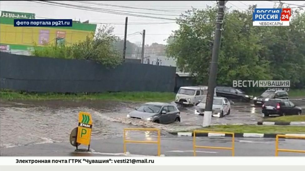 Из-за дождя одна из улиц в Чебоксарах превратилась в реку