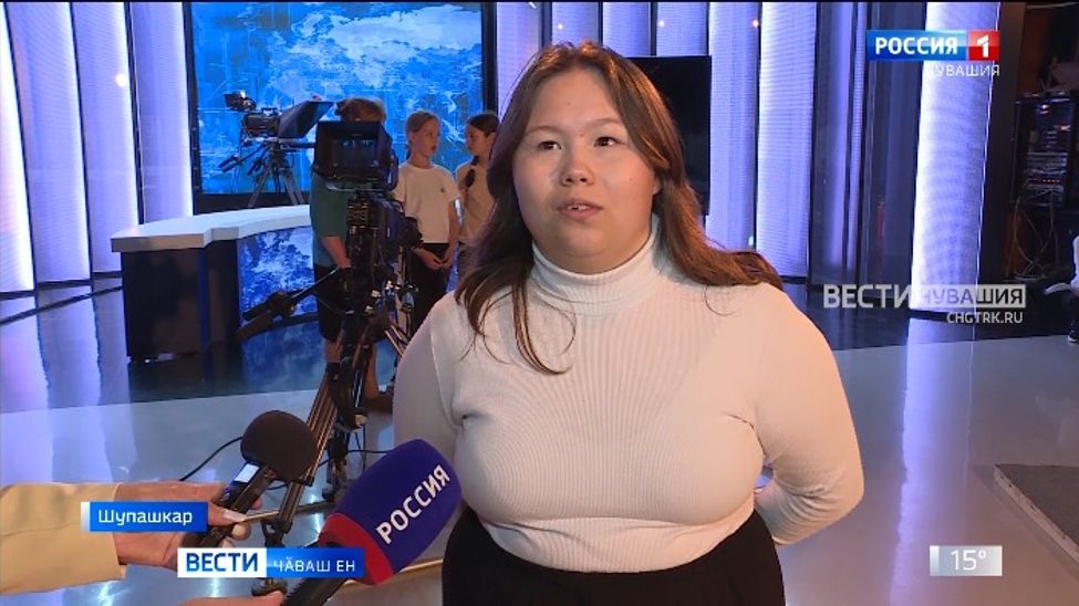 Хӗрлӗ Чутай тӑрӑхӗнчи хастар вӗренекенсем пирӗн телерадиокомпанире пулса курчӗҫ Хӗрлӗ Чутай тӑрӑхӗнчи хастар вӗренекенсем пирӗн телерадиокомпанире пулса курчӗҫ