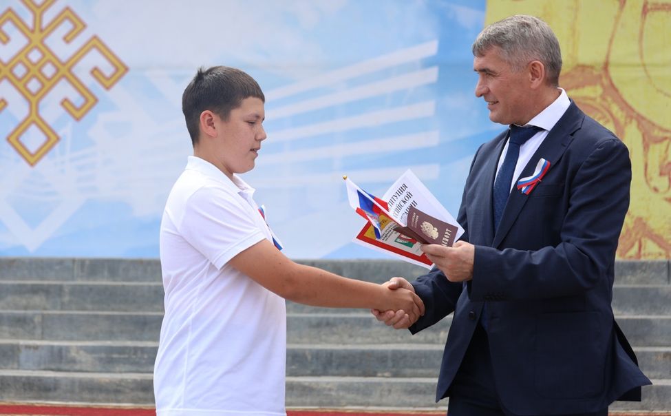 Олег Николаев вручил паспорта юным гражданам России