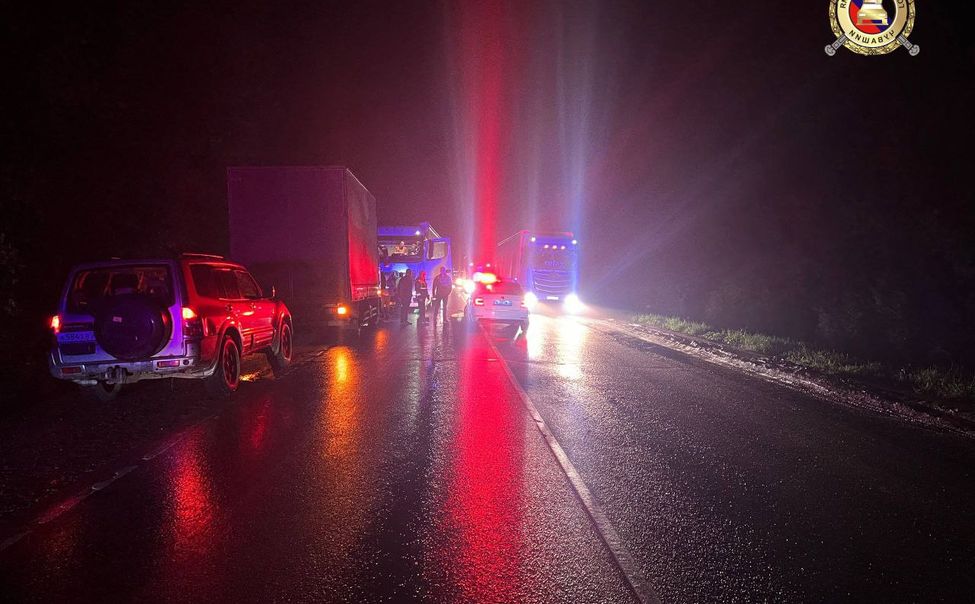 В Моргаушском округе фура сбила пешехода, который в темноте шел по трассе В Моргаушском округе фура сбила пешехода, который в темноте шел по трассе