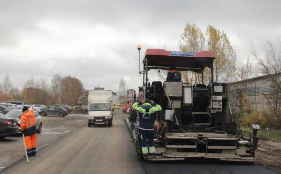 На Лапсарском проезде укладывают современное прочное асфальтобетонное полотно