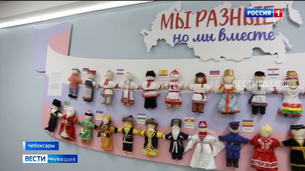 В чебоксарском детсаду к празднику организовали "кукольный хоровод" народов России