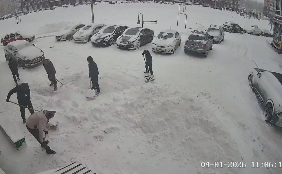 Новочебоксарцы разгребают сугробы вместе со спецтехникой