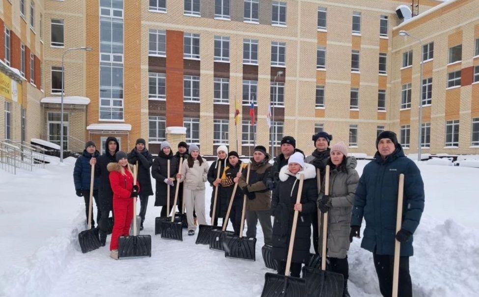 Педагоги, ученики и родители объединились для уборки школьных дворов в Чебоксарах Педагоги, ученики и родители объединились для уборки школьных дворов в Чебоксарах