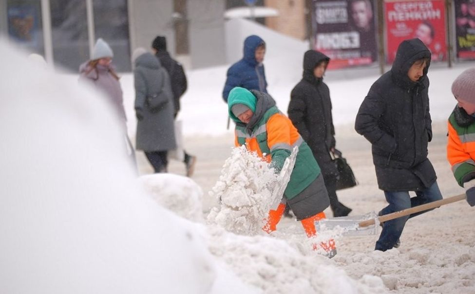В Чебоксарах продолжается уборка снега В Чебоксарах продолжается уборка снега