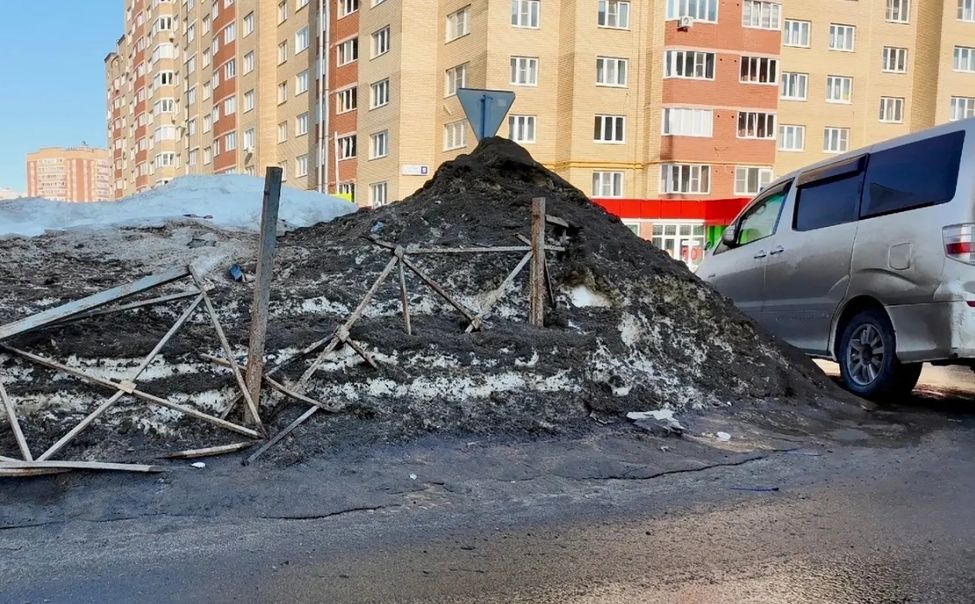 С чебоксарских улиц вывозят зимний мусор, восстанавливают ограждения, чистят ливнёвки